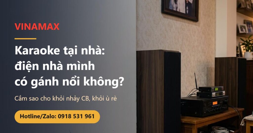 Dàn karaoke gia đình trong phòng khách: hai loa đứng, amply trên kệ gỗ, micro không dây