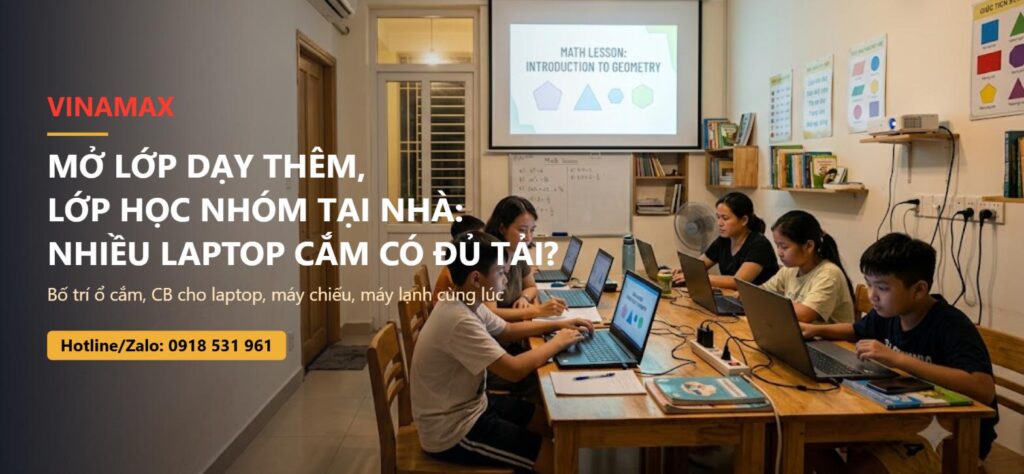 Lớp học nhóm tại nhà với nhiều laptop cắm sạc, máy chiếu trên tường