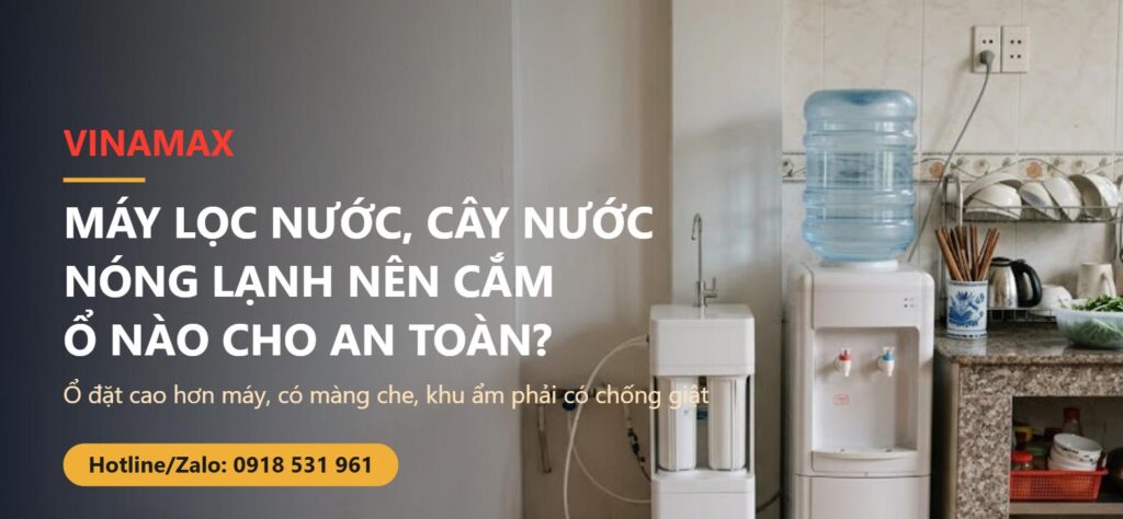 Máy lọc nước và cây nước nóng lạnh đặt trong góc bếp nhà Việt Nam, ổ cắm gắn cao trên tường