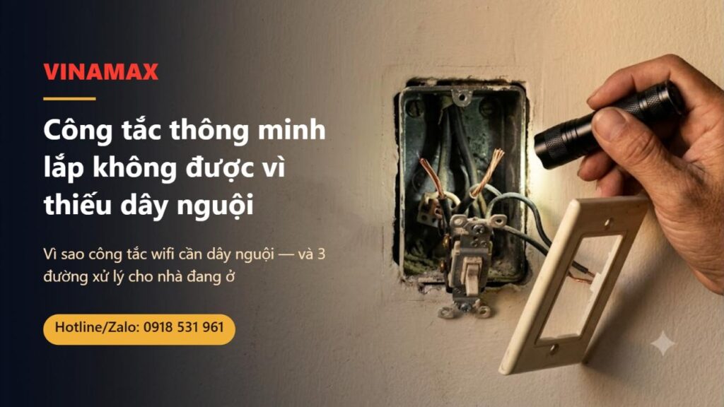 Hộp công tắc âm tường mở nắp, thấy hai đầu dây đồng bên trong, tay cầm đèn pin rọi vào — minh hoạ chuyện công tắc thông minh cần dây nguội