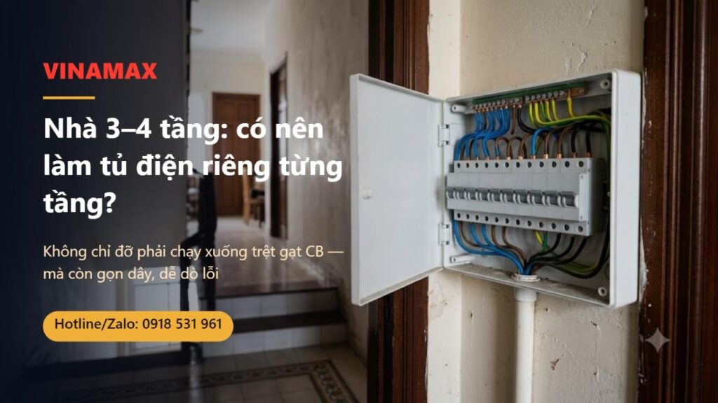 Tủ điện nhỏ gắn nổi mở nắp ở hành lang đầu cầu thang nhà phố, dãy CB gọn gàng — minh hoạ tủ điện riêng từng tầng