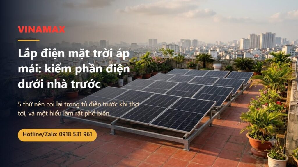 Dàn tấm pin mặt trời gắn trên khung sắt thấp ở sân thượng nhà phố Việt Nam, sân lát gạch đỏ, chậu cây quanh lan can, thành phố mờ phía sau