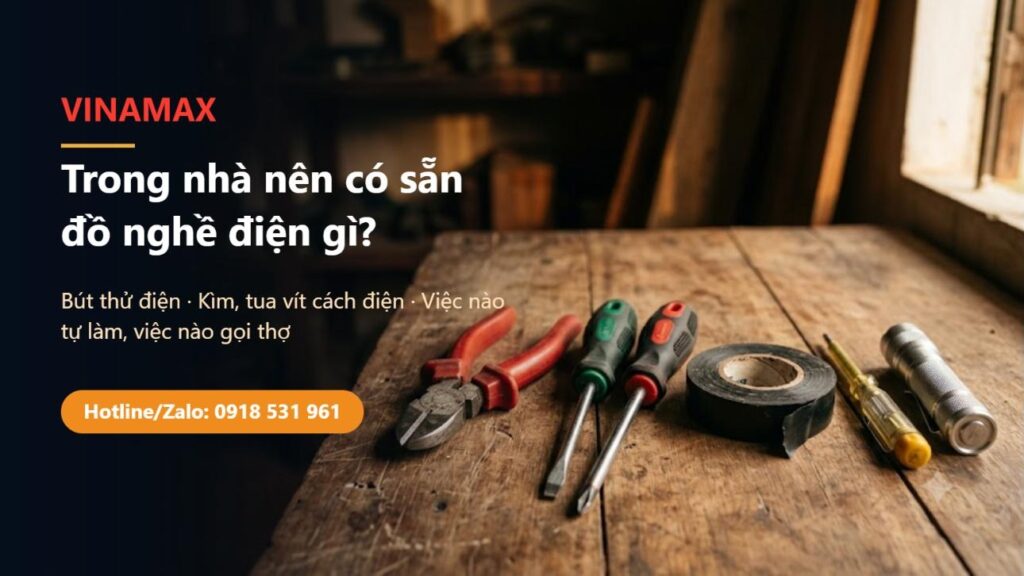 Bộ đồ nghề điện cho gia đình đặt trên bàn gỗ: kìm cách điện, hai cây tua vít, cuộn băng keo điện đen, bút thử điện và đèn pin nhỏ