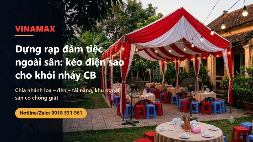 Rạp đám tiệc dựng ngoài sân nhà với vải đỏ trắng, bàn tròn, ghế nhựa, quạt công nghiệp và đèn dây