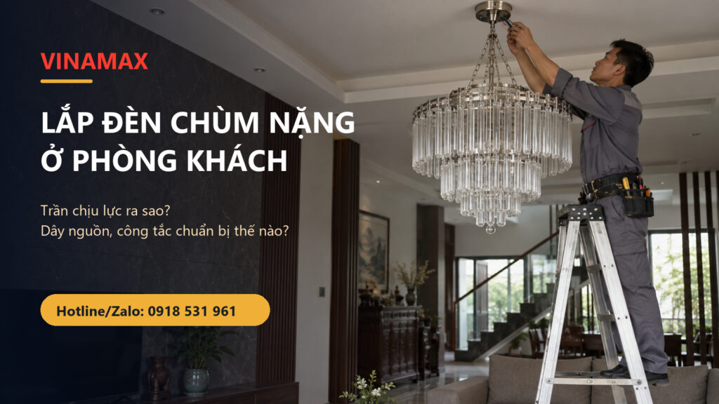 Thợ điện đang lắp một bộ đèn chùm nặng tại phòng khách nhà Việt Nam