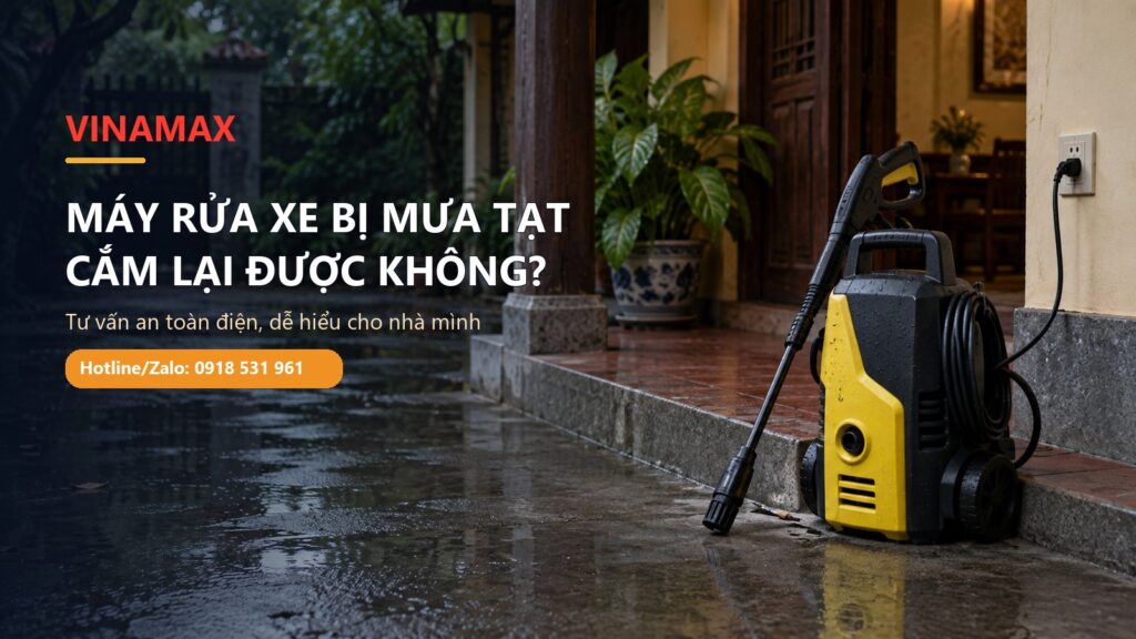 Máy rửa xe gia đình đặt ở hiên nhà sau mưa, nền sân còn ướt