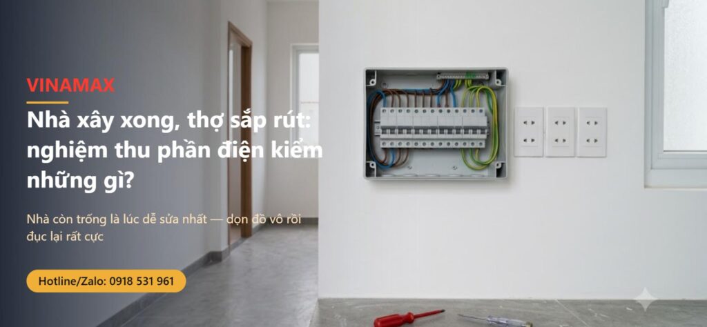 Bên trong nhà mới xây xong còn trống với tủ điện mở nắp có dãy CB và ba ổ cắm tường mới