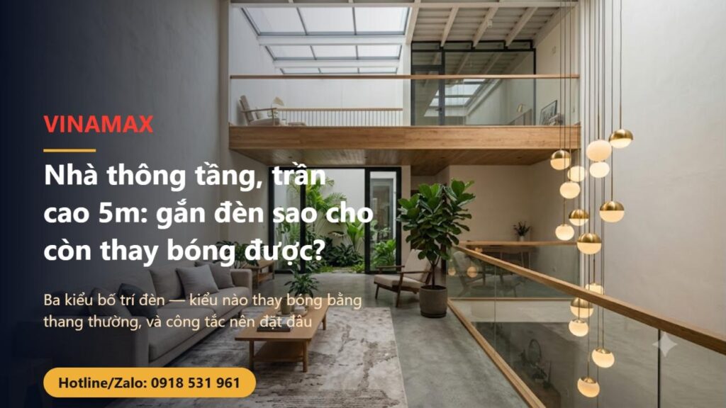 Phòng khách nhà phố Việt Nam thông tầng có giếng trời, trần cao khoảng 5 mét, bộ đèn thả nhiều bóng tròn buông xuống cạnh lan can tầng trên