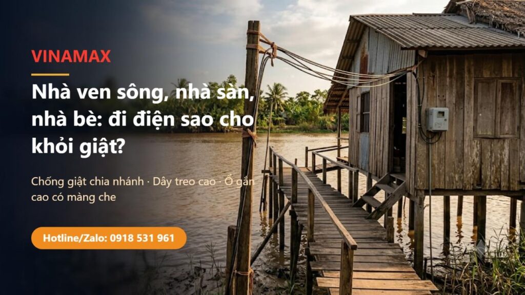 Nhà sàn gỗ ven sông miền Tây với cầu ván bắc qua nước, dây điện buộc cao dọc cột và hộp điện nhỏ gắn trên vách gỗ