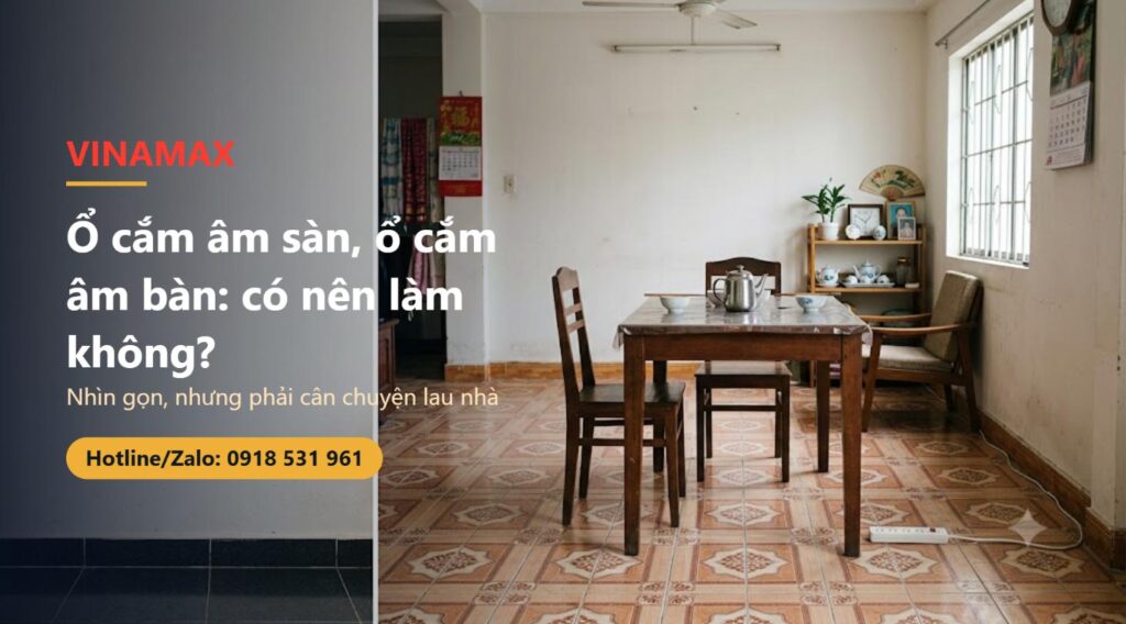 Phòng khách nhà Việt Nam với bàn ăn gỗ kê giữa phòng và ổ cắm điện có dây chạy dọc chân tường