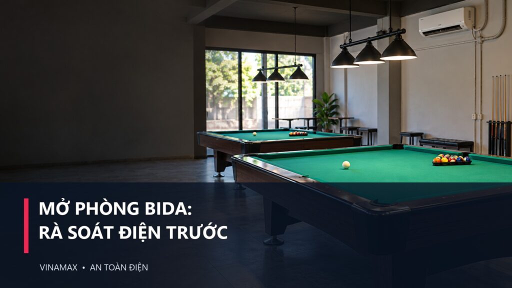 Phòng bida nhỏ với bàn bida và hệ thống chiếu sáng, chủ cơ sở rà soát thiết bị trước giờ mở cửa