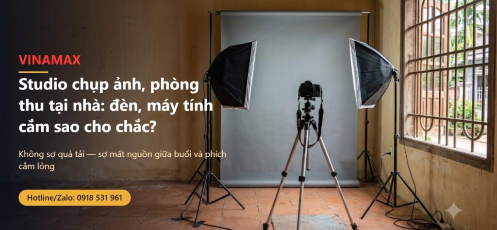 Góc studio chụp ảnh nhỏ tại nhà với đèn softbox, máy ảnh trên chân máy và phông nền xám