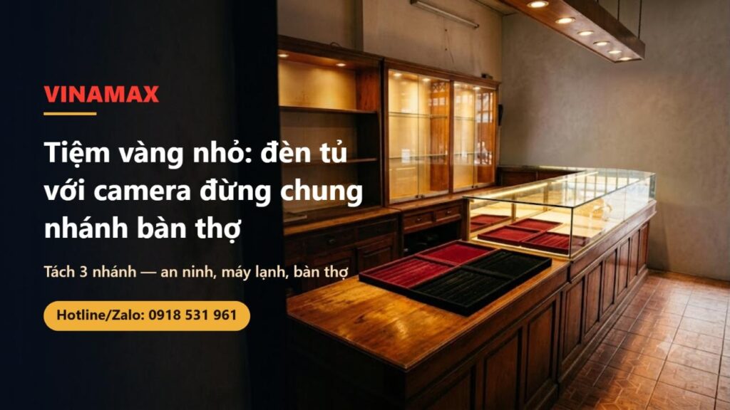 Bên trong tiệm vàng nhỏ với tủ kính trưng bày có đèn rọi ấm và quầy gỗ